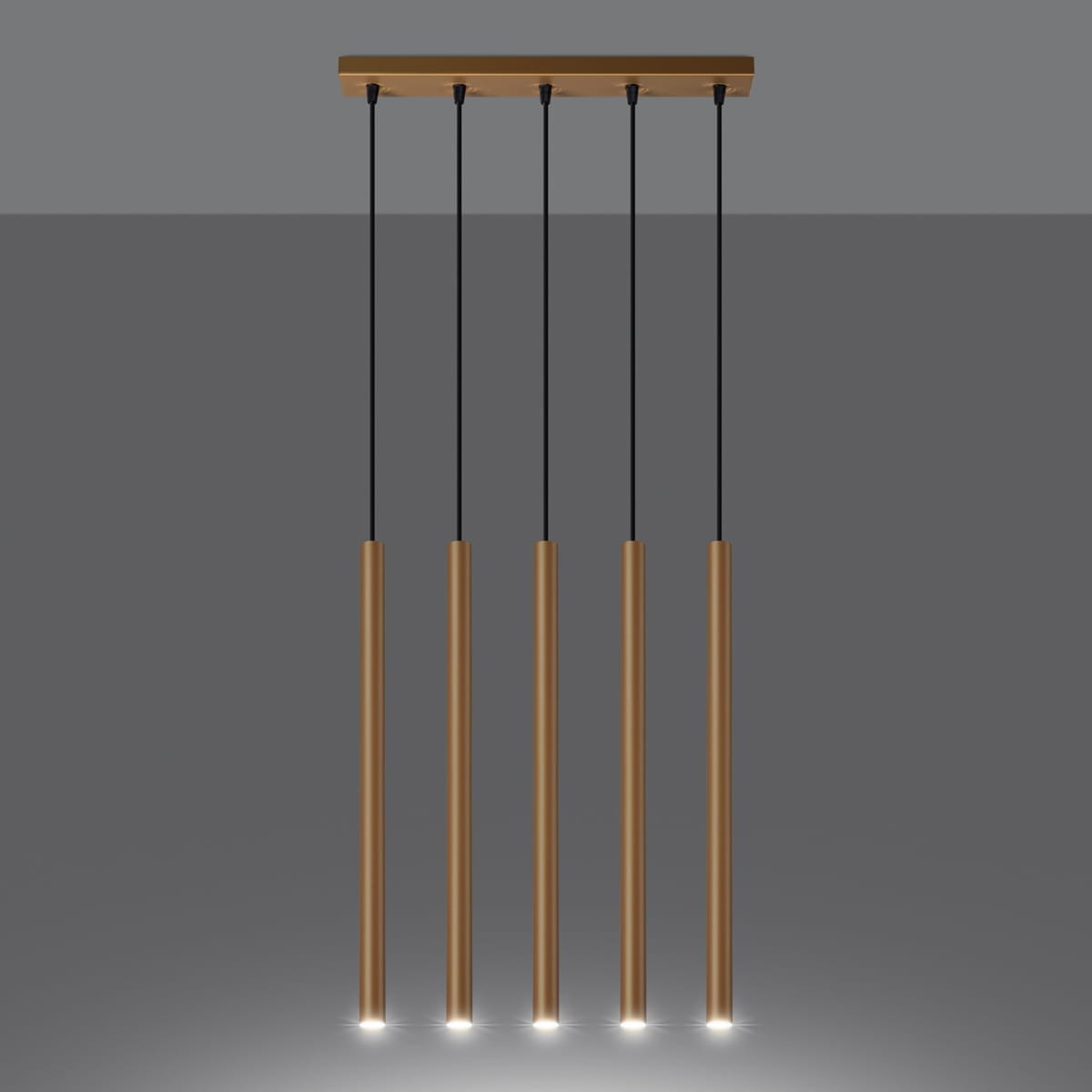 Lampa wisząca Pastelo 5xG9 w kolorze złotym, z pięcioma pionowymi, metalowymi słupkami zawieszonymi na czarnych linkach. Prosta konstrukcja, zamontowana na złotej podsufitce, idealna do nowoczesnych wnętrz.