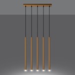 Lampa wisząca Pastelo 5xG9 w kolorze złotym, z pięcioma pionowymi, metalowymi słupkami zawieszonymi na czarnych linkach. Prosta konstrukcja, zamontowana na złotej podsufitce, idealna do nowoczesnych wnętrz.