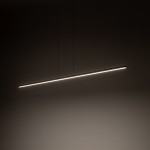 Lampa wisząca Bar L180 w kolorze czarnym, o prostokątnym kształcie, z jedną diodą LED 27W, emitującą światło o temperaturze 3000K. Zawieszona równolegle do ściany, na ciemnym tle, z delikatnym podświetleniem.