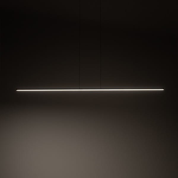 Lampa wisząca Bar L180 w kolorze czarnym, o długości 180 cm, z jedną żarówką LED o mocy 27W i temperaturze barwowej 3000K. Ujęcie frontalne, zawieszona na dwóch cienkich linkach, na jednolitym ciemnym tle.