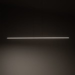 Lampa wisząca Bar L180 w kolorze czarnym, o długości 180 cm, z jedną żarówką LED o mocy 27W i temperaturze barwowej 3000K. Ujęcie frontalne, zawieszona na dwóch cienkich linkach, na jednolitym ciemnym tle.