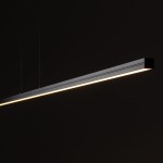 Lampa wisząca Bar L180 w kolorze czarnym, z prostokątnym, smukłym korpusem. Wyposażona w diodę LED o mocy 27W, emitującą ciepłe światło (3000K). Zawieszona za pomocą cienkich linki, z widocznym podświetleniem na krawędzi.