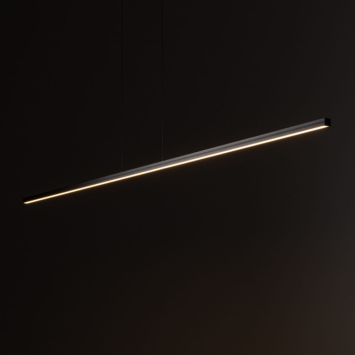 Czarna lampa wisząca Bar L180 z jedną diodą LED o mocy 27W, barwa światła 3000K. Prosty, smukły kształt, zawieszona na cienkich linkach, emitująca ciepłe światło, idealna do nowoczesnych wnętrz.