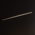 Czarna lampa wisząca Bar L180 z jedną diodą LED o mocy 27W, barwa światła 3000K. Prosty, smukły kształt, zawieszona na cienkich linkach, emitująca ciepłe światło, idealna do nowoczesnych wnętrz.