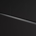 Lampa wisząca Bar L180 w kolorze czarnym, wykonana z metalu, z jedną diodą LED o mocy 27W i temperaturze barwowej 4000K. Prezentuje minimalistyczny design, zawieszona na cienkich linkach, w kształcie prostokąta.