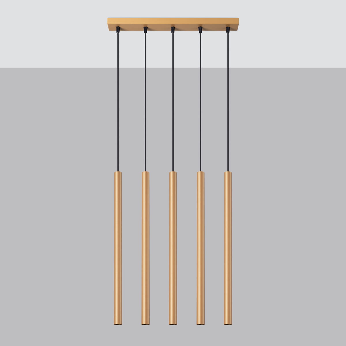 Lampa wisząca Pastelo 5xG9 w złotym kolorze, składająca się z pięciu cylindrycznych elementów zawieszonych na czarnych linkach. Kąt ujęcia frontalny, produkt prezentowany na jednolitym tle.