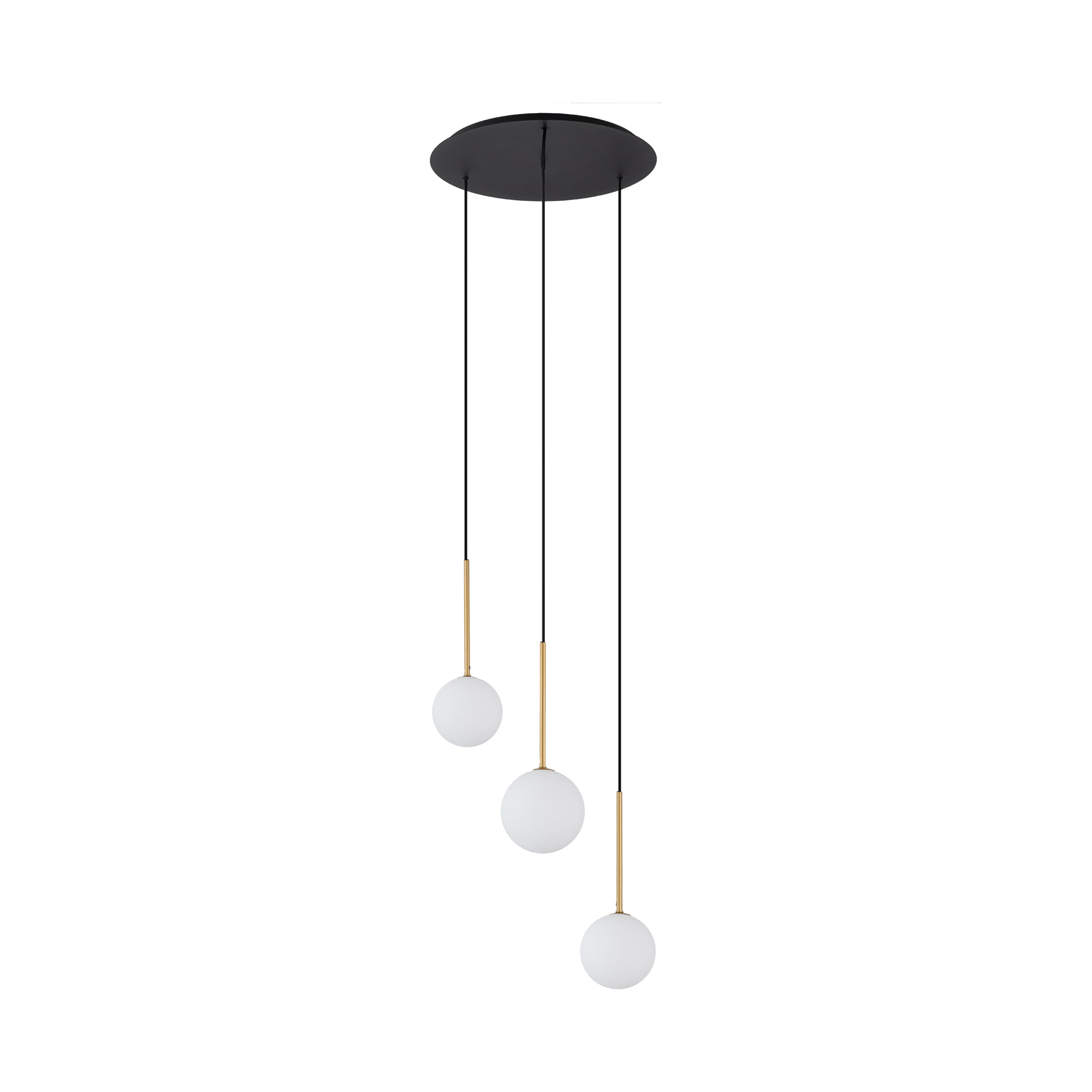 Lampa wisząca Karo z trzema kulistymi kloszami z białego szkła, zawieszona na czarnych kablach. Złote elementy mocujące, okrągła podsufitka. Nowoczesny design, odpowiednia do wnętrz w stylu minimalistycznym.
