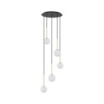 Lampa wisząca Karo z pięcioma kulistymi kloszami w kolorze białym, zawieszona na czarnych linkach z elementami w kolorze złotym. Ujęcie frontalne, produkt wiszący do zastosowania w nowoczesnych wnętrzach.