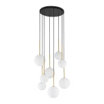 Lampa wisząca Karo z ośmioma kulistymi kloszami w białym kolorze, zawieszona na cienkich, czarnych linkach. Metalowe elementy w kolorze złotym. Montaż na okrągłej, czarnej podstawie. Klosze o różnych wysokościach, tworzące dynamiczny układ.