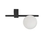 Czarna lampa sufitowa Pik z pojedynczym źródłem światła G9. Kształt prostokątnego mocowania z metalowym wykończeniem oraz okrągłej, mlecznej klosza. Lampa zamontowana w pozycji poziomej, idealna do nowoczesnych wnętrz.
