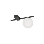 Lampa sufitowa Pik w kolorze czarnym z jednym źródłem światła G9. Produkt ma prostą, minimalistyczną konstrukcję z poziomą belką oraz okrągłą, mleczną kloszem. Ujęcie frontalne, na białym tle.