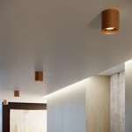 Lampa sufitowa Orbis 1xGU10 w kolorze złotym, w kształcie cylindrycznym, zamontowana na jasnym suficie. Widoczne kilka lamp w równych odstępach, o minimalistycznym designie, pasująca do nowoczesnych wnętrz.