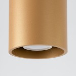 Lampa sufitowa Orbis w kolorze złotym, z cylindrycznym kształtem i matową fakturą. Ujęcie z bliska, ukazujące oprawę z gniazdem na żarówkę GU10. Tło białe, co podkreśla elegancki wygląd lampy.