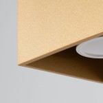 Lampa sufitowa Quad w kolorze złotym, z matową powierzchnią, posiada miejsce na jedną żarówkę GU10. Ujęcie z boku, ukazujące krawędź lampy oraz widoczną oprawę żarówki. Tło w odcieniu szaro-białym.