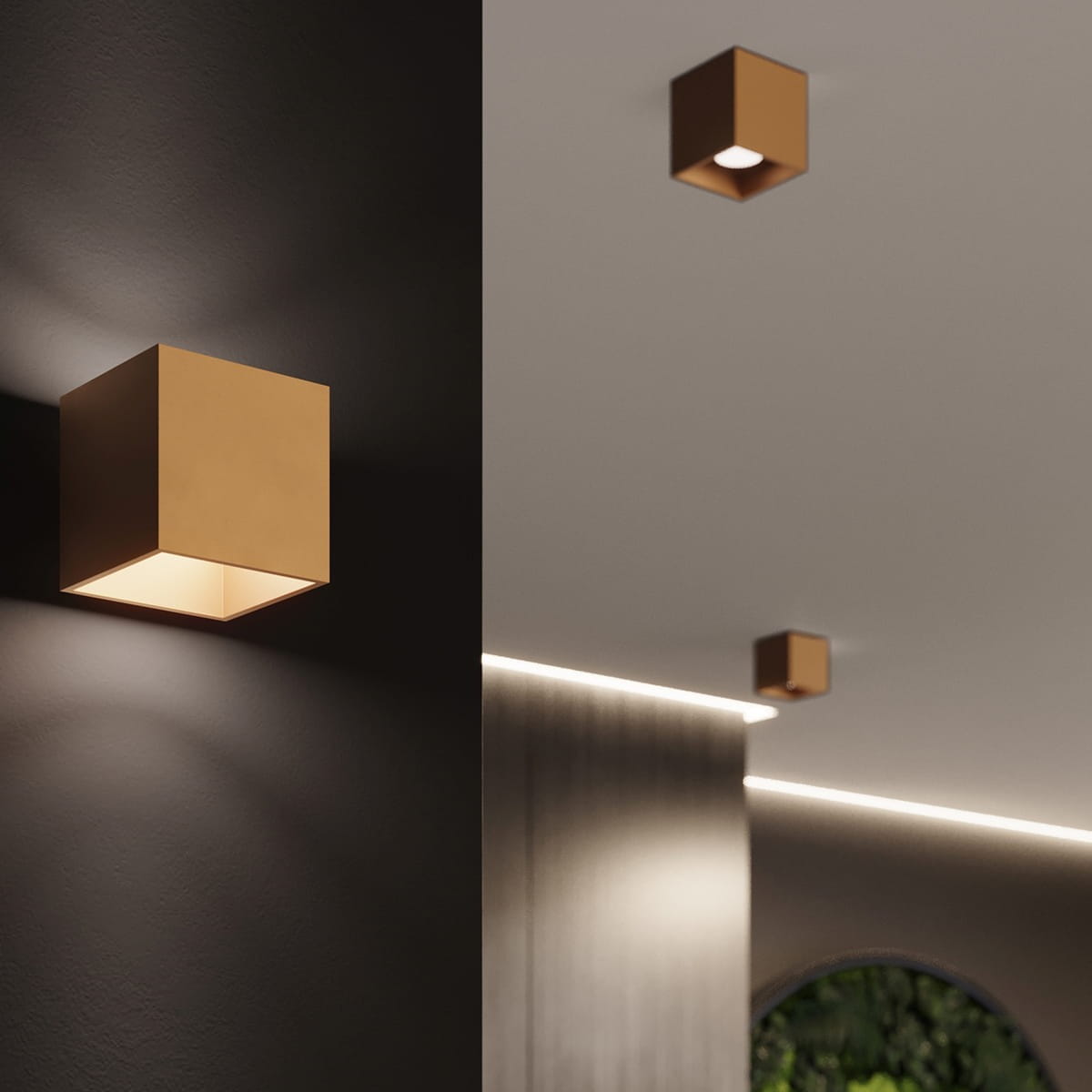 Kinkiet Quad 1xG9 w kolorze złotym, w formie kwadratowej, zamontowany na ścianie. Widoczna lampa emitująca światło, z subtelnym podświetleniem ściany. Tło w ciemnym odcieniu, minimalistyczne wnętrze.
