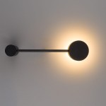 Kinkiet Orbit 1xGX53 w kolorze czarnym, z prostą metalową konstrukcją i okrągłą, podświetlaną głowicą. Montowany na ścianie, emituje ciepłe światło, idealny do nowoczesnych wnętrz. Widok z boku, na jednolitym tle.