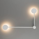 Biały kinkiet Orbit L z dwoma okrągłymi źródłami światła GX53, zamontowany na szarej ścianie. Produkt ma minimalistyczny design z prostym, poziomym ramieniem łączącym dwa światła, które emitują delikatne oświetlenie.