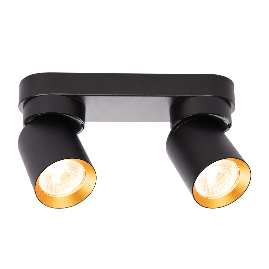 Czarna lampa sufitowa Andy z dwoma spotami, wykonana z metalu, z wewnętrzną złotą powłoką reflektora. Ujęcie frontalne, zamontowana na prostokątnej podstawie, z możliwością regulacji kierunku światła.