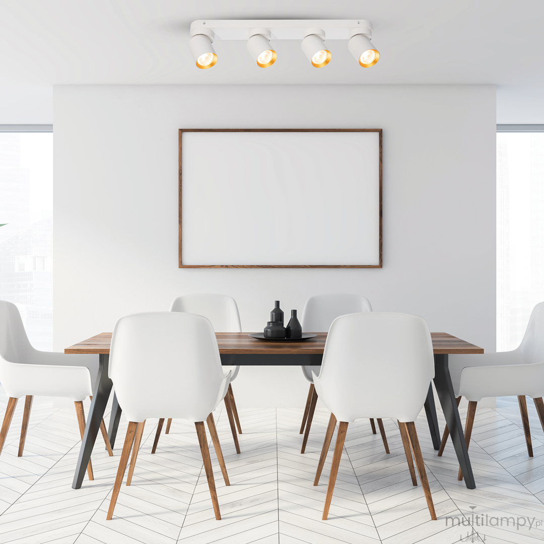 Lampa sufitowa Andy 4xGU10 w kolorze białym i złotym, zamontowana na suficie. Posiada cztery reflektory, które kierują światło w dół. Otoczenie to nowoczesna jadalnia z białymi krzesłami i drewnianym stołem. Tło neutralne, jasne.