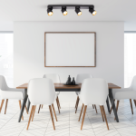 Lampa sufitowa Andy w kolorze czarnym z złotymi detalami, wyposażona w cztery reflektory GU10, zamontowana na suficie. Produkt widoczny w nowoczesnej aranżacji jadalni z białymi krzesłami i drewnianym stołem.