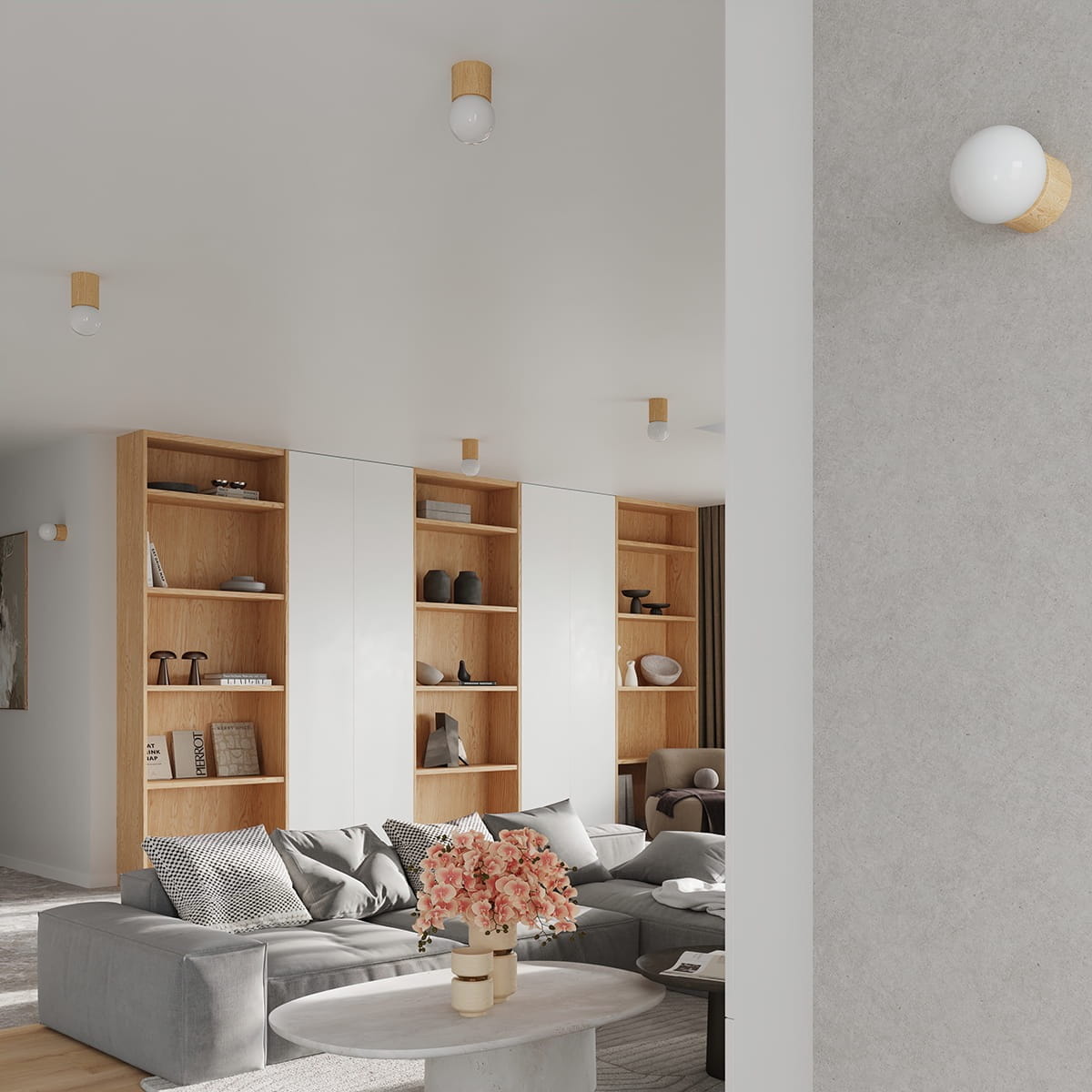 Lampa sufitowa Boomo 12 w naturalnym drewnie z oprawą G9. Widoczna na suficie w jasnym wnętrzu, w otoczeniu mebli w odcieniach szarości i drewna. Kształt okrągły z białym kloszem, zamontowana w układzie równoległym.