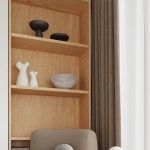 Lampka biurkowa Boomo 1xG9 z naturalnego drewna, stojąca, o prostym kształcie, umieszczona na półce. W tle widoczne inne dekoracje, w tym białe figurki i szara miska. Otoczenie w ciepłych odcieniach drewna i tkaniny.