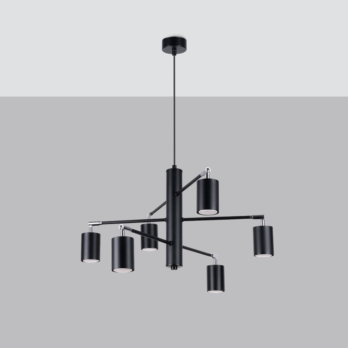 Lemmi lampa wisząca 6xGU10 w kolorze czarnym, z sześcioma cylindrycznymi kloszami na cienkich ramionach. Produkt wisi na smukłym przewodzie, z metalowym uchwytem mocującym. Tło w odcieniu szarości, podkreślające nowoczesny design.