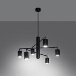 Lemmi lampa wisząca w kolorze czarnym, z sześcioma źródłami światła typu GU10. Posiada metalową konstrukcję z prostymi, cylindrycznymi kloszami, zawieszoną na cienkim przewodzie. Ujęcie z dołu, na jednolitym tle.