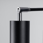 Lemmi lampa wisząca w kolorze czarnym z metalowym elementem. Widoczne mocowanie i przewód. Produkt w zbliżeniu, ukazujący detale konstrukcji oraz wykończenia.