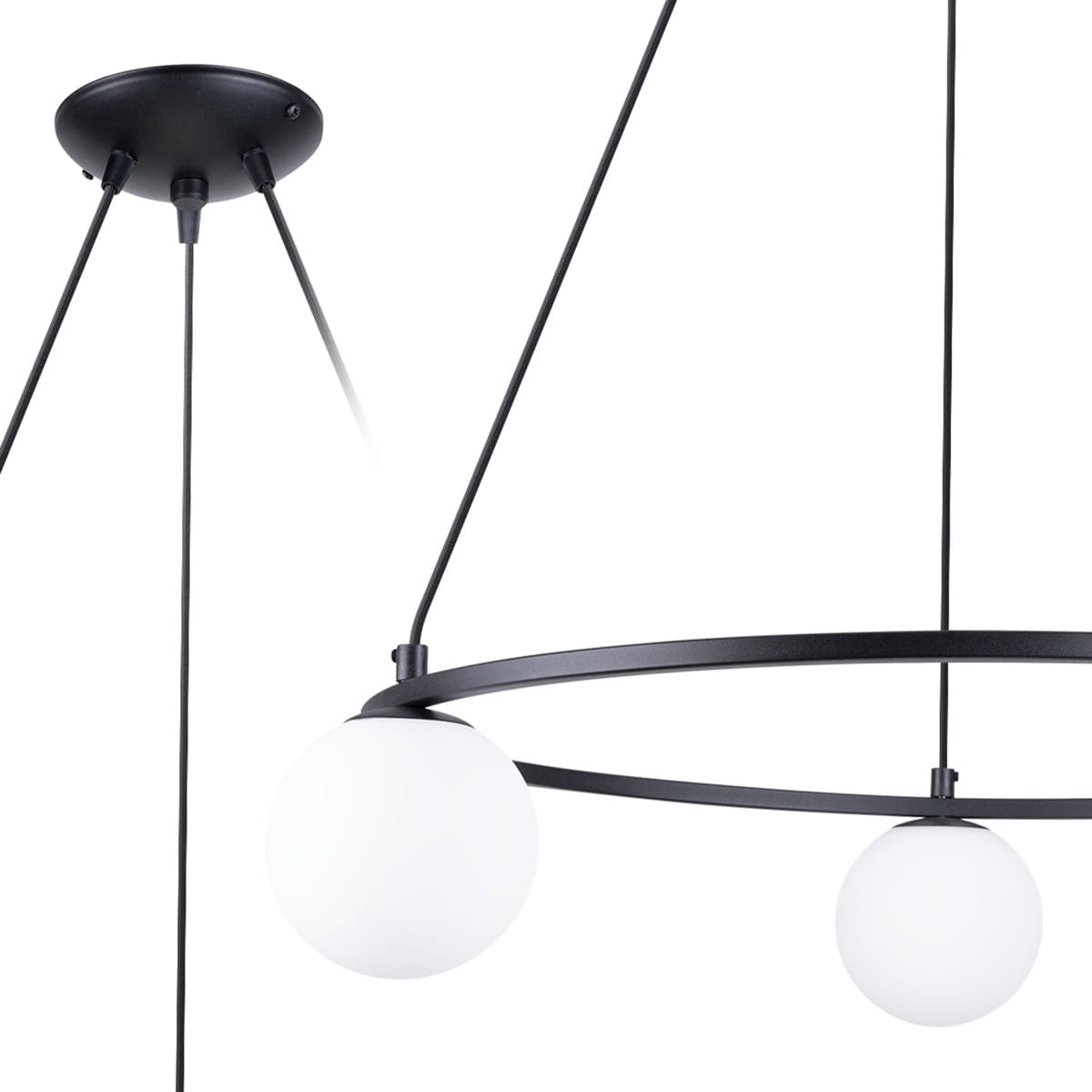 Lampa wisząca Yoli 3xG9 w kolorze czarnym, z metalową konstrukcją i trzema okrągłymi, matowymi kloszami w białym kolorze. Ujęcie z boku, pokazujące detale mocowania oraz kształt lampy. Wisi na trzech cienkich linkach.