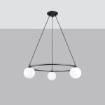 Lampa wisząca Yoli w kolorze czarnym, z trzema okrągłymi, białymi kloszami. Ujęcie z góry, produkt zawieszony na trzech linkach. Metalowa konstrukcja w minimalistycznym stylu, idealna do nowoczesnych wnętrz.