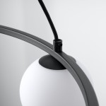 Lampa wisząca Yoli 3xG9 w kolorze czarnym, z metalowym stelażem i białym, okrągłym kloszem. Ujęcie z góry, ukazujące mocowanie i przewód. Prosta, nowoczesna forma, idealna do aranżacji wnętrz.