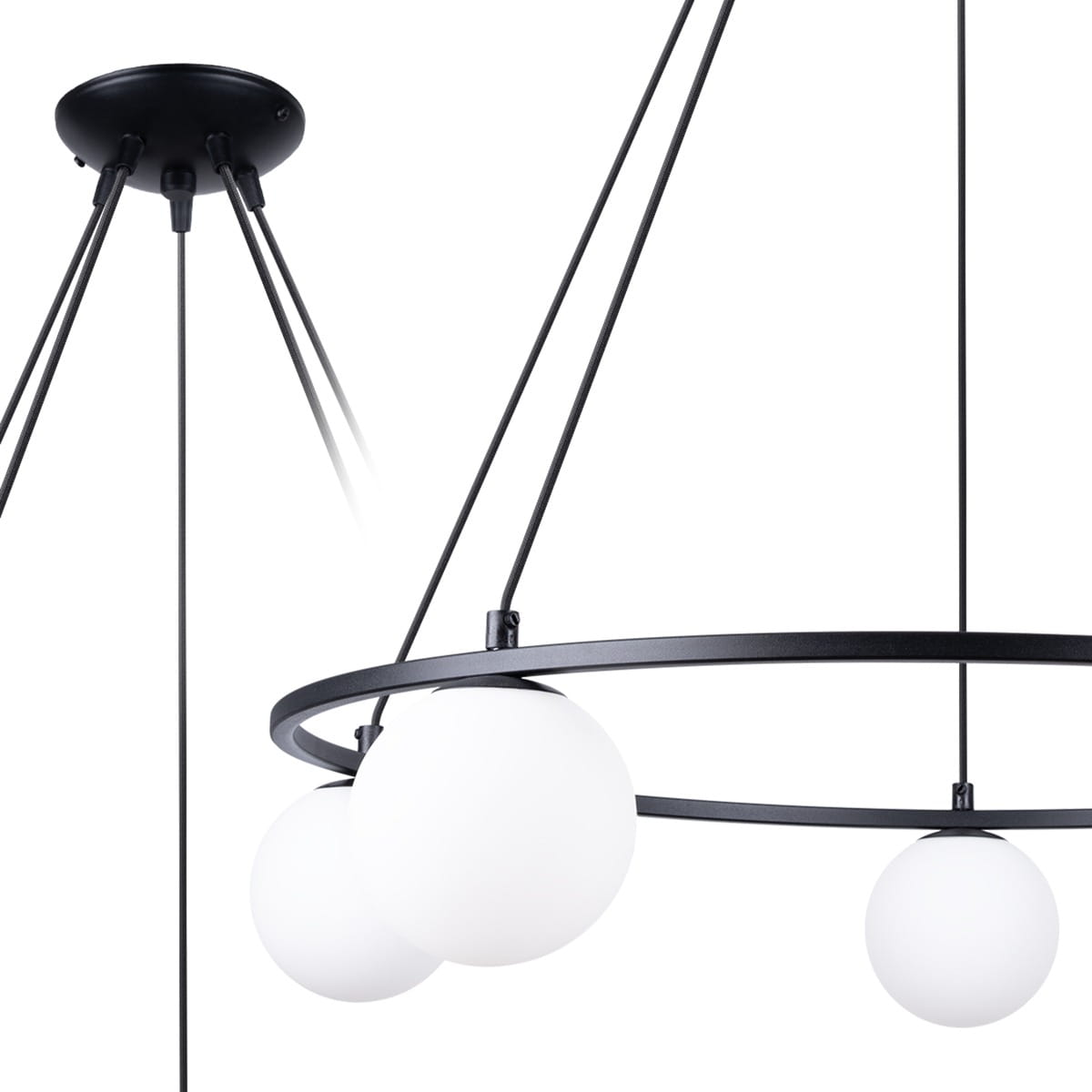Lampa wisząca Yoli w kolorze czarnym z pięcioma źródłami światła G9. Okrągła metalowa konstrukcja z trzema białymi kulistymi kloszami. Ujęcie z boku, ukazujące detale zawieszenia i formę lampy.