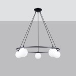 Lampa wisząca Yoli z pięcioma oprawami G9, czarna. Okrągła konstrukcja z metalowym pierścieniem i białymi, kulistymi kloszami, zawieszona na cienkich linkach. Tło w odcieniu szarości podkreśla minimalistyczny design lampy.