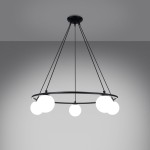 Lampa wisząca Yoli 5xG9 w kolorze czarnym, zawieszona na trzech linkach. Okrągła podstawa z pięcioma białymi kulistymi kloszami, zapewnia nowoczesny wygląd. Zdjęcie wykonane z dołu, ukazujące detal montażu i kształt lampy. Tło w odcieniach szarości.