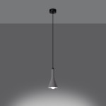 Lampa wisząca Rea w kolorze czarnym z betonowym kloszem, zawieszona na cienkim czarnym przewodzie. Klasyczny kształt klosza w formie dzwonu, z widoczną żarówką E14 na dole. Tło w odcieniach szarości, podkreślające minimalistyczny design.