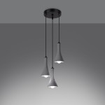 Lampa wisząca Rea z trzema kloszami w kształcie dzwonu, wykonana z betonu w kolorze białym z szarymi akcentami. Klosze zawieszone na cienkich czarnych przewodach, montowane do okrągłej podstawy sufitowej w kolorze czarnym.