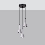 Lampa wisząca Rea z trzema kloszami w kształcie dzwonów wykonanymi z betonu w kolorze szarym, zawieszona na czarnych linkach. Utrzymana w nowoczesnym stylu, z montażem sufitowym. W tle jednolite szare tło.