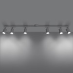Lemmi lampa sufitowa (spot) w kolorze białym z sześcioma ruchomymi oprawami na żarówki GU10. Ujęcie frontalne, zamontowana na suficie, emitująca jasne światło na gładką, szaro-białą powierzchnię.