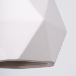 Biała lampa wisząca Mint z kloszem w kształcie diamentu. Materiał matowy, z widocznymi, geometrycznymi krawędziami. Zainstalowane mocowanie na żarówkę E27. Ujęcie z bliska, ukazujące szczegóły faktury i kształtu.