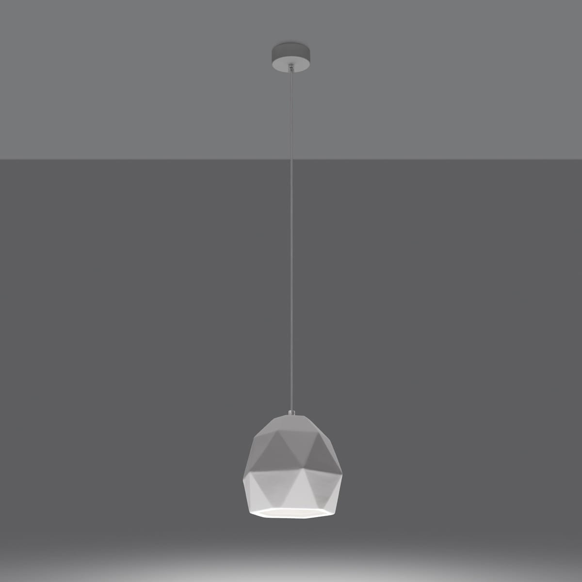 Lampa wisząca Mint w kolorze białym z kloszem o geometrycznym kształcie, zawieszona na cienkim przewodzie. Klosz ma matową fakturę i jest osadzony na okrągłej podstawie sufitowej. Idealna do nowoczesnych wnętrz.