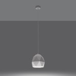 Lampa wisząca Mint w kolorze białym z kloszem o geometrycznym kształcie, zawieszona na cienkim przewodzie. Klosz ma matową fakturę i jest osadzony na okrągłej podstawie sufitowej. Idealna do nowoczesnych wnętrz.