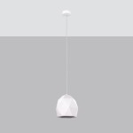 Biała lampa wisząca Mint z kloszem w kształcie wielościanu, zawieszona na cienkim przewodzie. Klosz ma gładką, matową powierzchnię i jest zamontowany na okrągłej podstawie sufitowej. Tło w odcieniach szarości.
