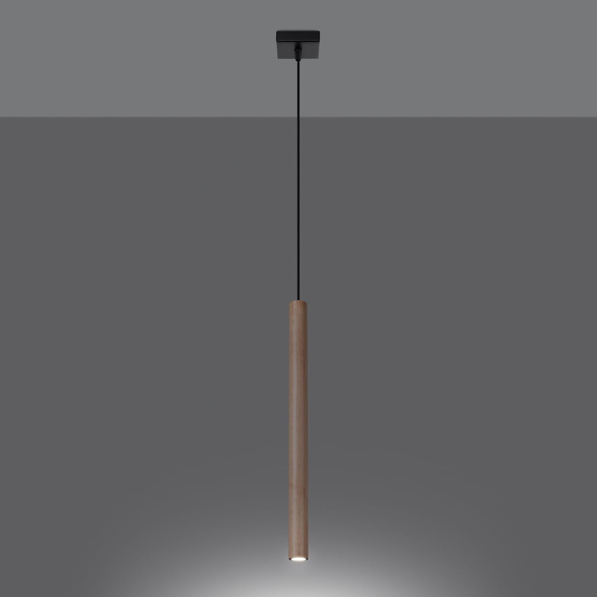 Lampa wisząca Pastelo 1xG9 w kolorze czarnym z drewnianym, cylindrycznym kloszem. Zawieszona na cienkim, czarnym przewodzie, emitująca światło w dół. Prosta forma, idealna do nowoczesnych wnętrz.