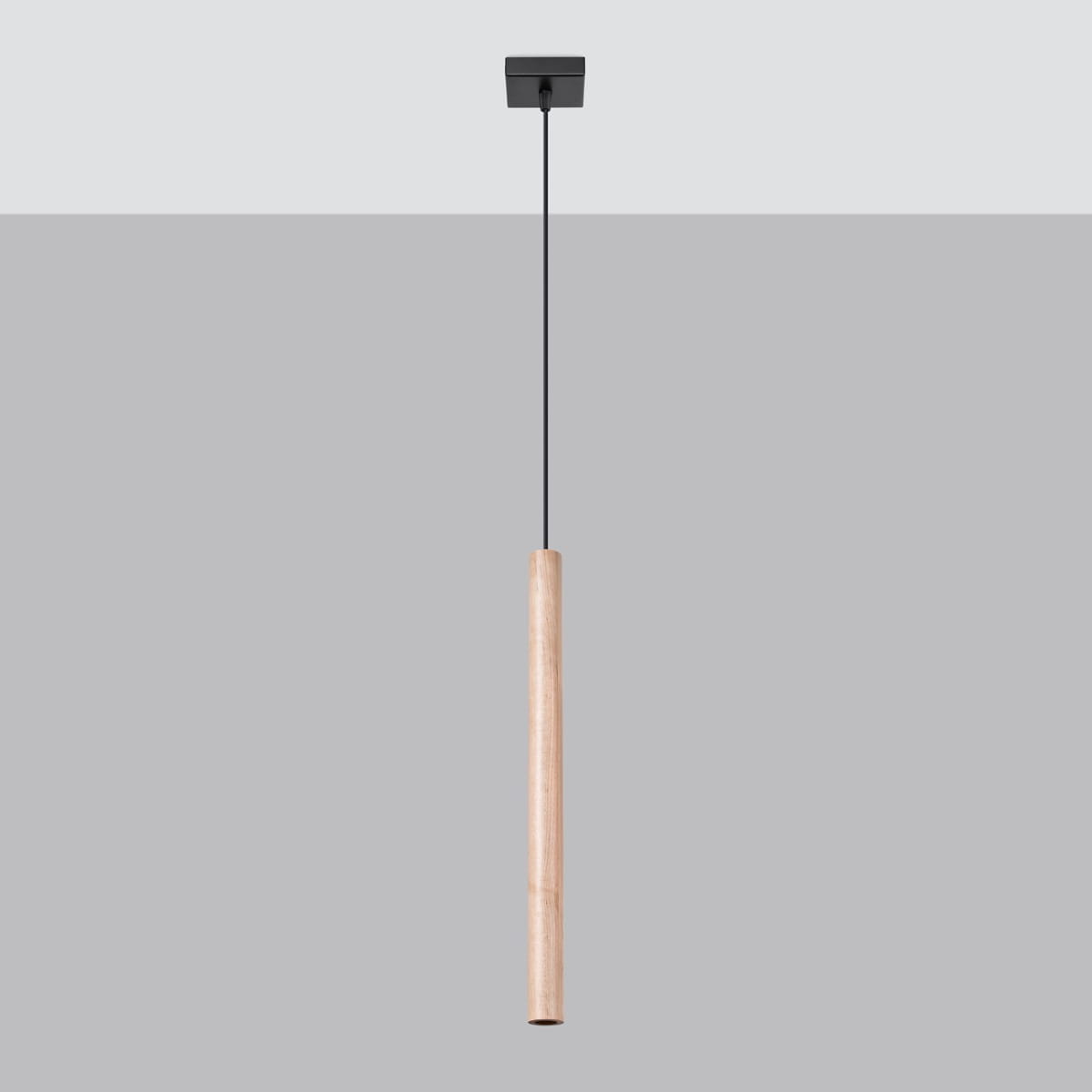 Lampa wisząca Pastelo 1xG9 w kolorze czarnym z drewnianym elementem w kształcie prostokątnej tuby. Zawieszona na cienkim, czarnym przewodzie, montowana do sufitu. Prosta konstrukcja w nowoczesnym stylu, na jednolitym szarym tle.