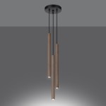 Lampa wisząca Pastelo w kolorze czarnym z drewnianymi elementami, składająca się z trzech cylindrycznych opraw, zawieszonych na czarnych przewodach. Ujęcie z góry, z widocznymi źródłami światła na dole każdego elementu.