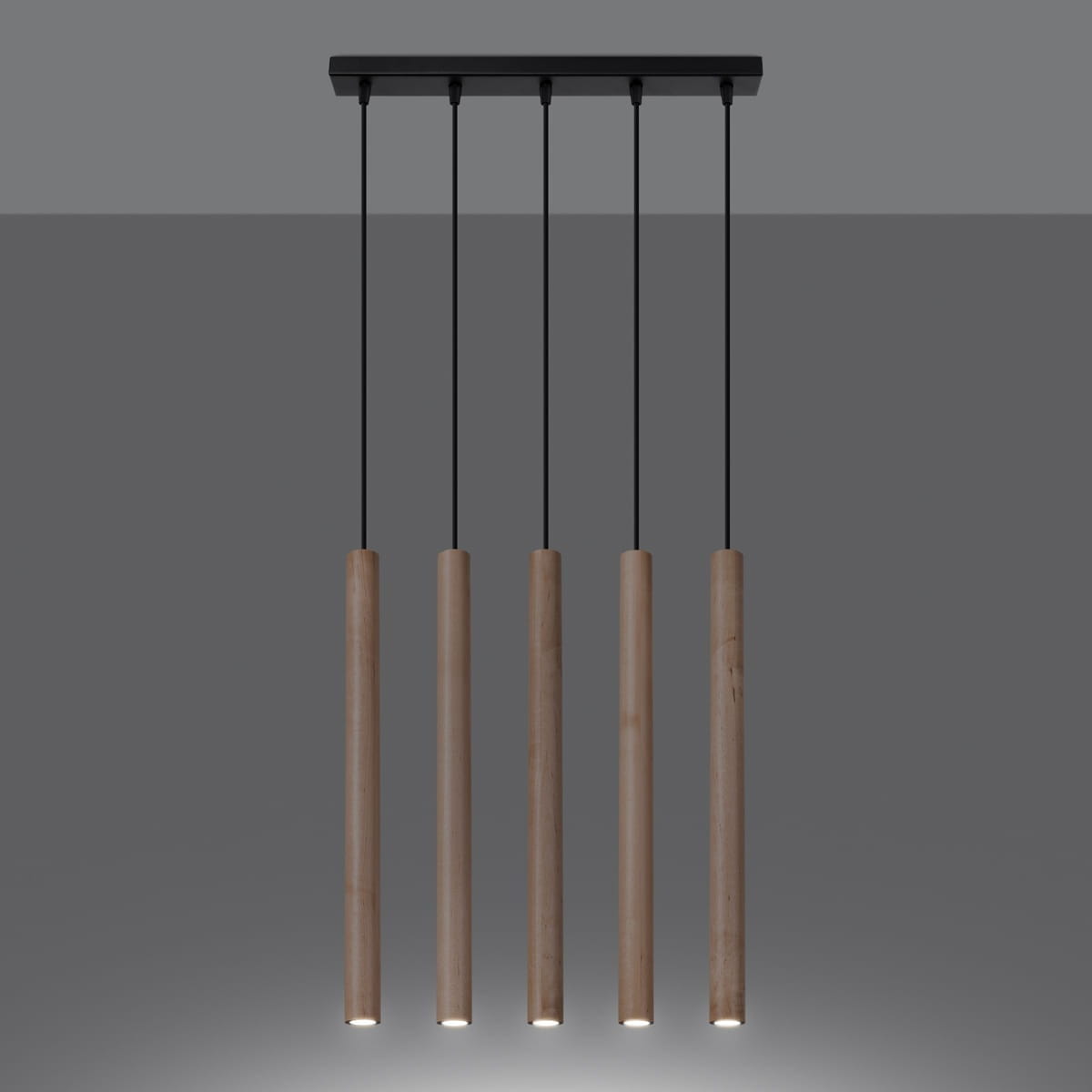 Lampa wisząca Pastelo 5xG9 w kolorze czarnym z drewnianymi, cylindrycznymi abażurami. Produkt zawieszony na czarnych linkach, z pięcioma źródłami światła u dołu. Ujęcie frontalne, na szarym tle.