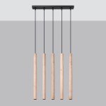 Lampa wisząca Pastelo w kolorze czarnym z pięcioma drewnianymi, cylindrycznymi kloszami. Produkt zawieszony na czarnych linkach, montowany do sufitu. Tło w odcieniach szarości, co podkreśla minimalistyczny design.