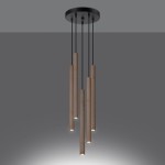 Lampa wisząca Pastelo 5xG9 w kolorze czarnym z drewnianymi, cylindrycznymi elementami. Pięć wiszących tub z oświetleniem LED, zawieszonych na cienkich przewodach, montowanych na okrągłej, czarnej podsufitce.