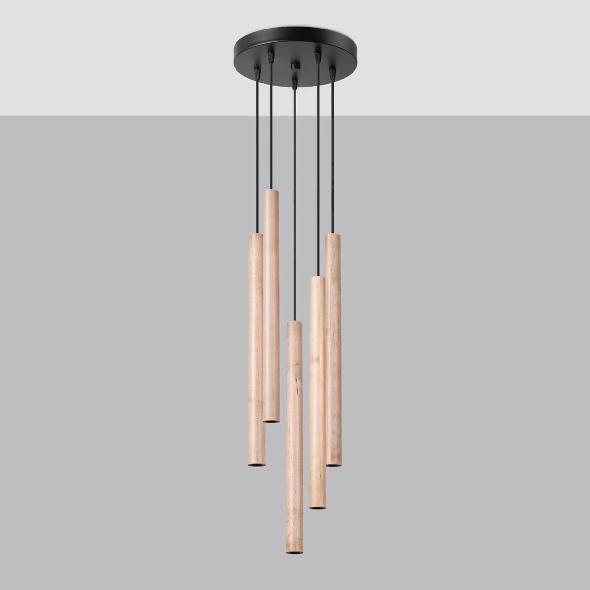 Lampa wisząca Pastelo w kolorze czarnym z pięcioma drewnianymi, cylindrycznymi elementami. Produkt zawieszony na czarnych przewodach, z okrągłym mocowaniem sufitowym. Wysokiej jakości materiał, nowoczesny design. Tło szare, minimalistyczne.